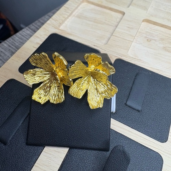 Elegant Gold Flower Earrings - Picture 3 of 6